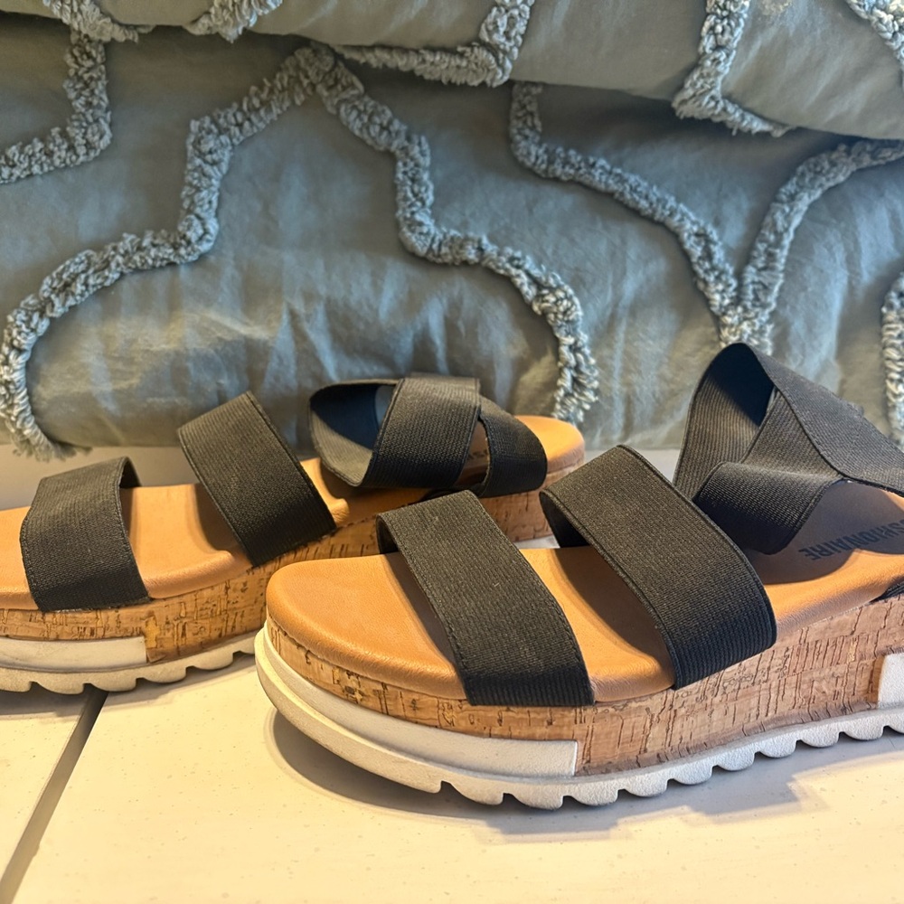 Modern Black and Brown Platform Sandals - Picture 2 of 4